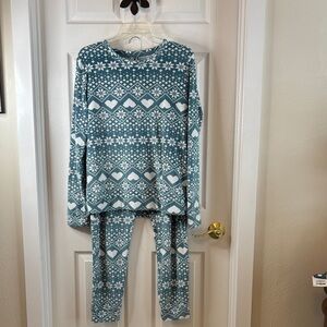 Jaclyn Intimated Snowflake Hearts Pattern Velour Pajama Set - Aqua and White EUC